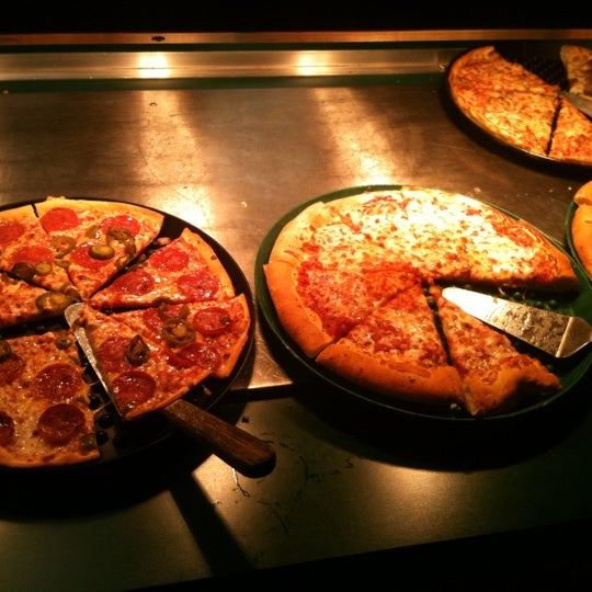 Foto diambil di DoubleDave&#39;s Pizzaworks oleh Sean C. pada 3/15/2012