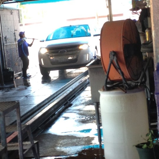 8/27/2012 tarihinde Allen S.ziyaretçi tarafından Los Olivos Hand Car Wash'de çekilen fotoğraf