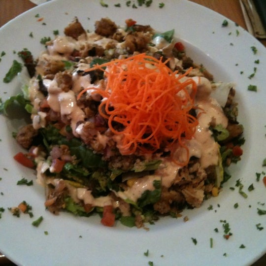 Foto tirada no(a) Veggie Grill por Yahpee em 2/28/2011