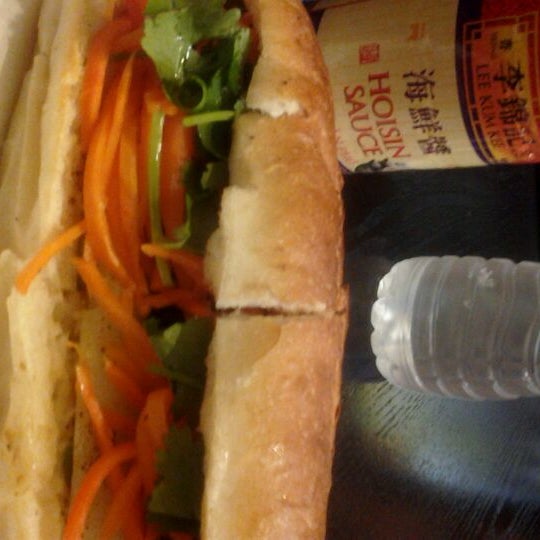 9/23/2011 tarihinde Atlanta A.ziyaretçi tarafından Nicky&#39;s Vietnamese Sandwiches'de çekilen fotoğraf
