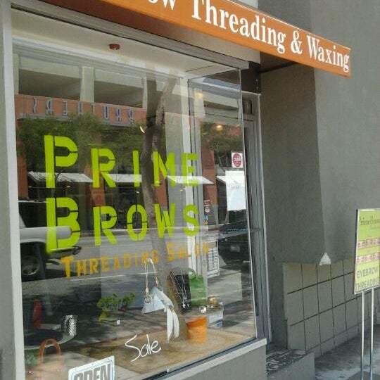 Foto tirada no(a) Prime Brows Eyebrow Threading &amp; Waxing Salon Spa por Marquita T. em 6/21/2012