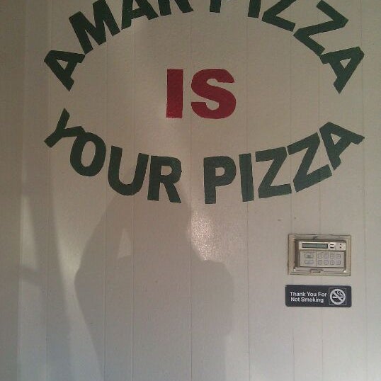 Foto tirada no(a) Amar pizza por Joe H. em 3/21/2012