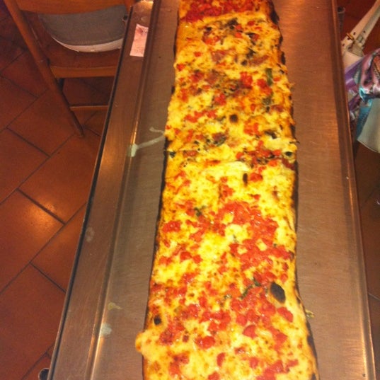 Photo prise au Ristorante Pizza a Metro da &quot;Gigino&quot; L&#39;Università della pizza par Massimiliano A. le8/17/2011
