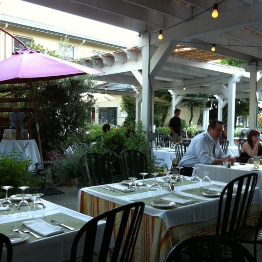 รูปภาพถ่ายที่ Calistoga Inn Restaurant &amp; Brewery โดย Tim เมื่อ 7/26/2011