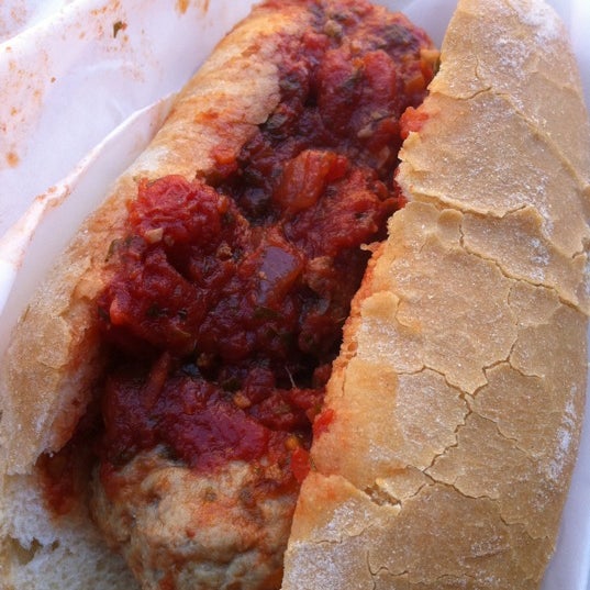 8/25/2011にErica M.がSaucy Burt&#39;s - Meatball Food Cartで撮った写真