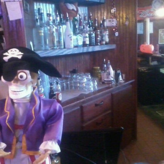 10/31/2011にRandy T.がThree Sheets Barで撮った写真