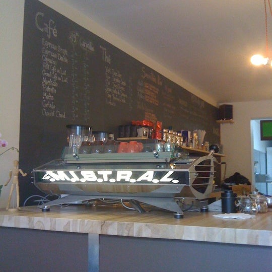 รูปภาพถ่ายที่ Fixe Café Bistro โดย Phil B. เมื่อ 11/27/2011