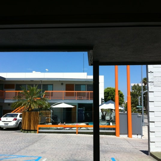รูปภาพถ่ายที่ Tangerine Hotel โดย Greg S. เมื่อ 7/1/2012