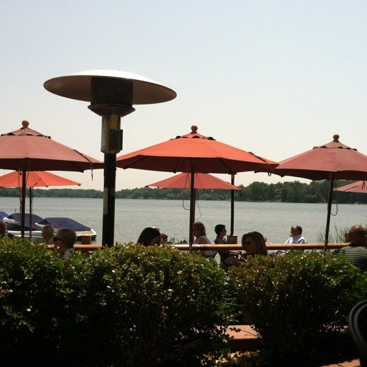 รูปภาพถ่ายที่ Rose&#39;s on Reeds Lake โดย Jamie H. เมื่อ 6/19/2012