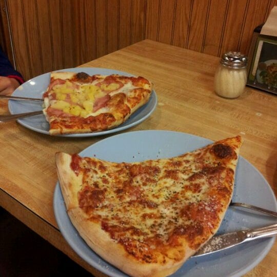 รูปภาพถ่ายที่ Serrano&#39;s Pizza โดย Sam O. เมื่อ 12/15/2011