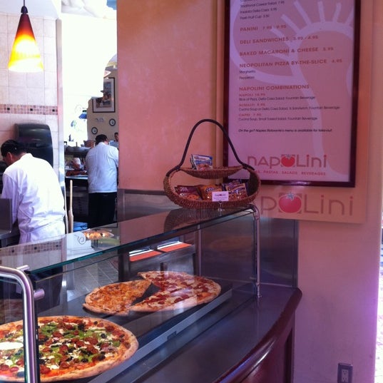 Das Foto wurde bei Napolini Pizzeria von Sean R. am 10/8/2011 aufgenommen