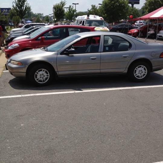 Das Foto wurde bei McLarty Nissan Little Rock von John K. am 5/19/2012 aufgenommen