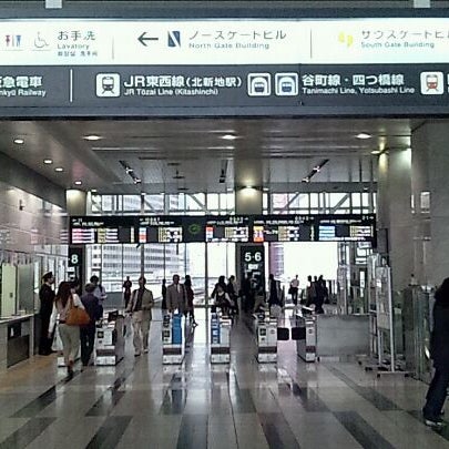 Jr 大阪駅 連絡橋口 Train Station