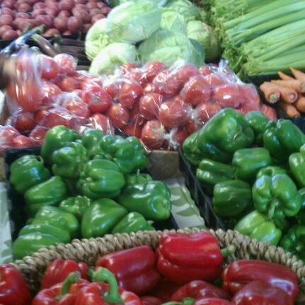รูปภาพถ่ายที่ Waialua Fresh grocery store โดย Jason S. เมื่อ 4/1/2011