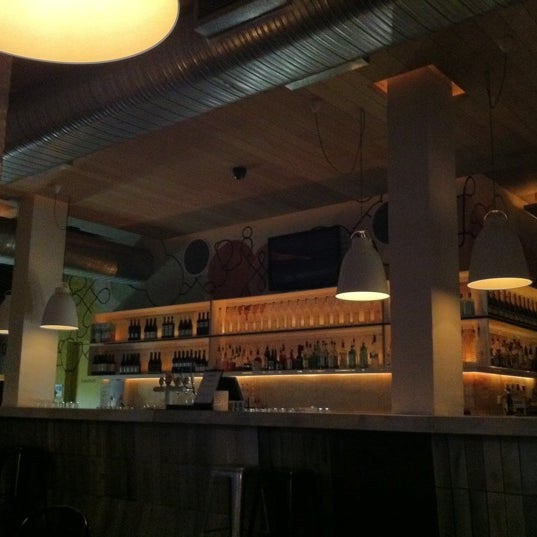รูปภาพถ่ายที่ Honey Bar and Restaurant โดย Chris L. เมื่อ 3/23/2011