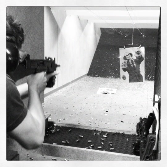 Das Foto wurde bei The Gun Store von Jamie Q. am 5/30/2012 aufgenommen