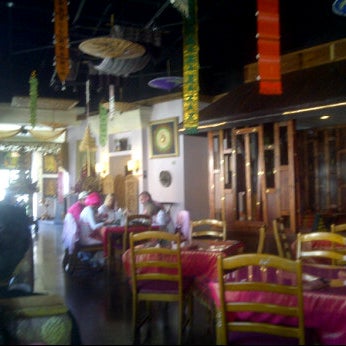 รูปภาพถ่ายที่ Thai Thani Restaurant โดย akaCarioca เมื่อ 10/22/2011