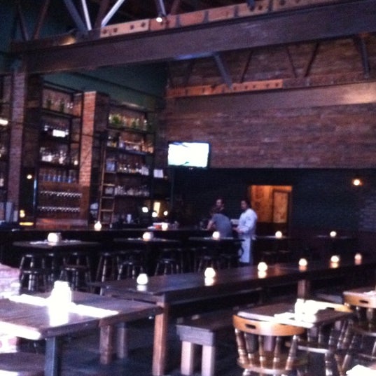 รูปภาพถ่ายที่ Rosewood Tavern โดย teala c. เมื่อ 4/11/2012