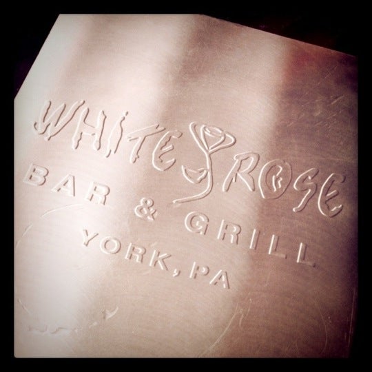 Das Foto wurde bei White Rose Bar &amp; Grill von Danielle Y. am 5/16/2011 aufgenommen