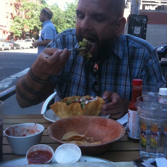 รูปภาพถ่ายที่ Benny&#39;s Burritos โดย Hope Anne N. เมื่อ 6/3/2011