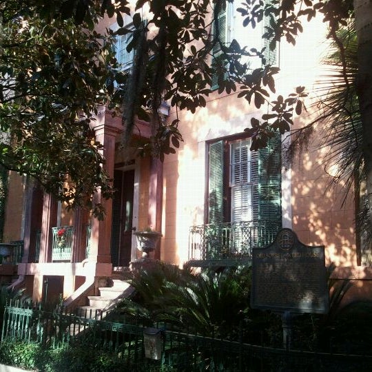 Снимок сделан в Sorrel Weed House - Haunted Ghost Tours in Savannah пользователем Barry B. 12/4/2011