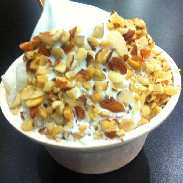 Foto tomada en Golden Spoon Frozen Yogurt  por Rick M. el 6/24/2012