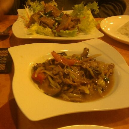 Foto diambil di Restaurante Little Bangkok oleh Bernadette F. pada 11/19/2011