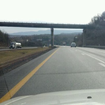 รูปภาพถ่ายที่ West Virginia Tourist Information Center โดย Jerry M. เมื่อ 1/1/2012
