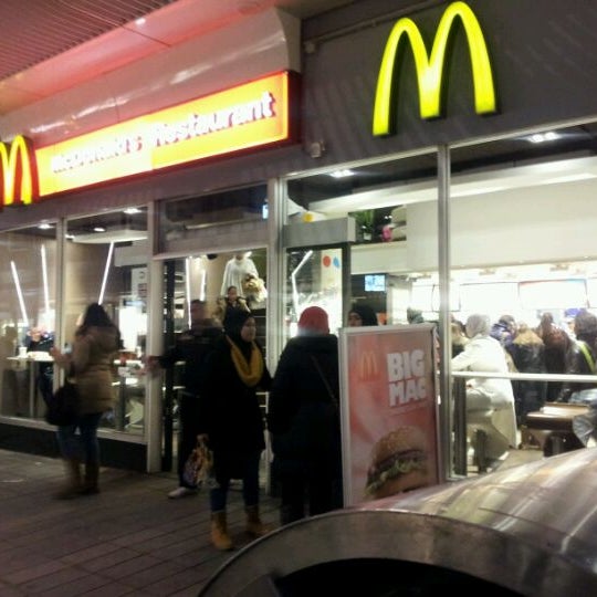 รูปภาพถ่ายที่ McDonald&#39;s โดย Robert v เมื่อ 1/20/2012