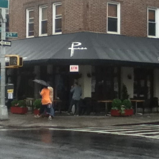 6/12/2012 tarihinde John C.ziyaretçi tarafından Plaza Lounge - Kitchen and Bar'de çekilen fotoğraf
