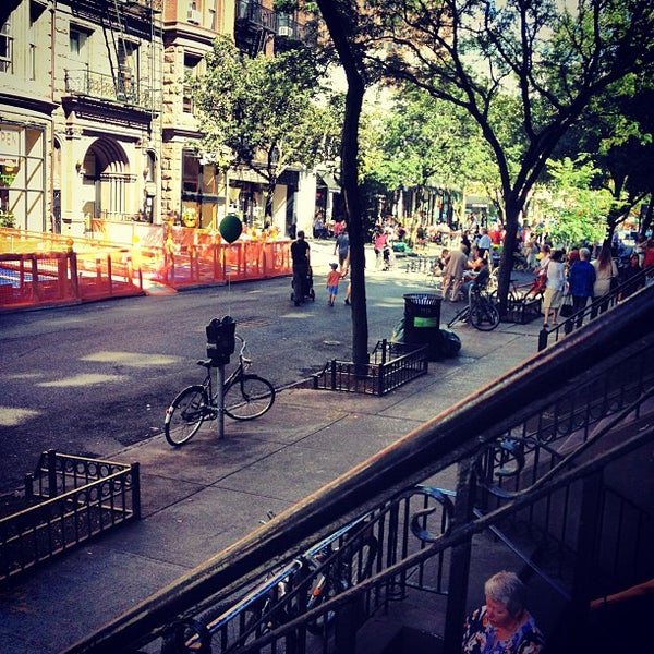 9/9/2012 tarihinde @SwYpPuH T.ziyaretçi tarafından Montague Street Bagels'de çekilen fotoğraf