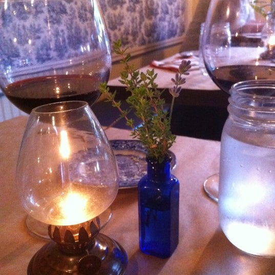 Foto tomada en Angel Oak Restaurant  por Devany V. el 7/29/2012