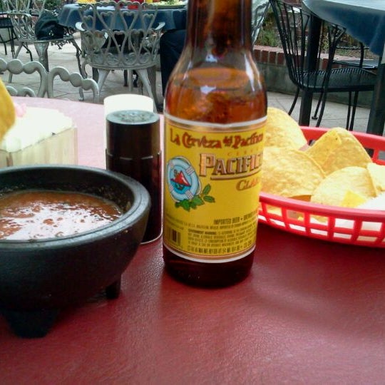 รูปภาพถ่ายที่ El Noa Noa Mexican Restaurant โดย Francis D R. เมื่อ 3/26/2012