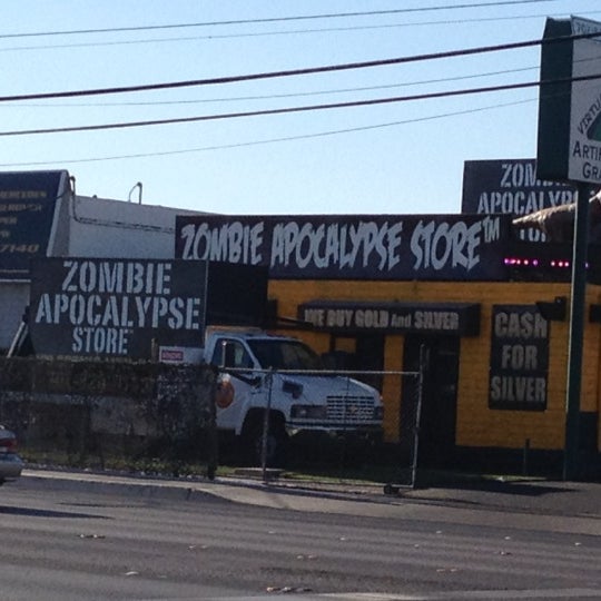 รูปภาพถ่ายที่ Zombie Apocalypse Store โดย Sinister D. เมื่อ 6/25/2012