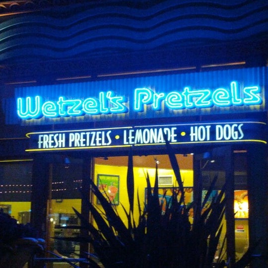 7/20/2012에 BJ D.님이 Wetzel&#39;s Pretzels에서 찍은 사진