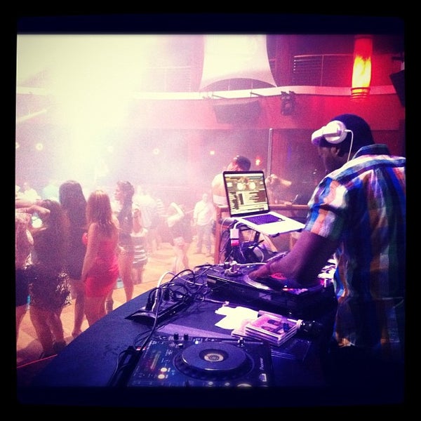 6/8/2012 tarihinde Nick Y.ziyaretçi tarafından Lava Nightclub at Turning Stone Resort Casino'de çekilen fotoğraf