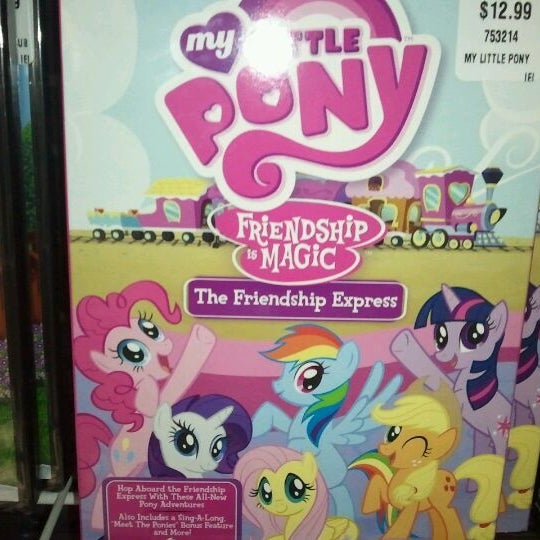 Photo taken at Toys"R"Us by Viktoria F. on 3/13/2012