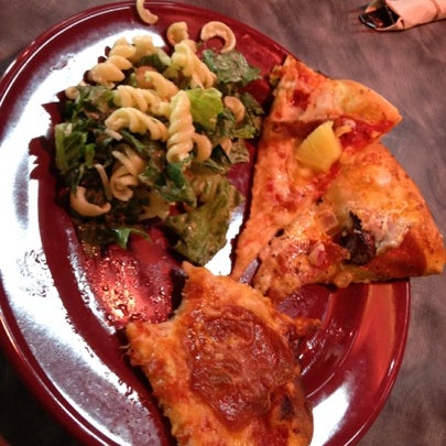 Снимок сделан в The Rock Wood Fired Pizza пользователем Hannah L. 7/30/2012