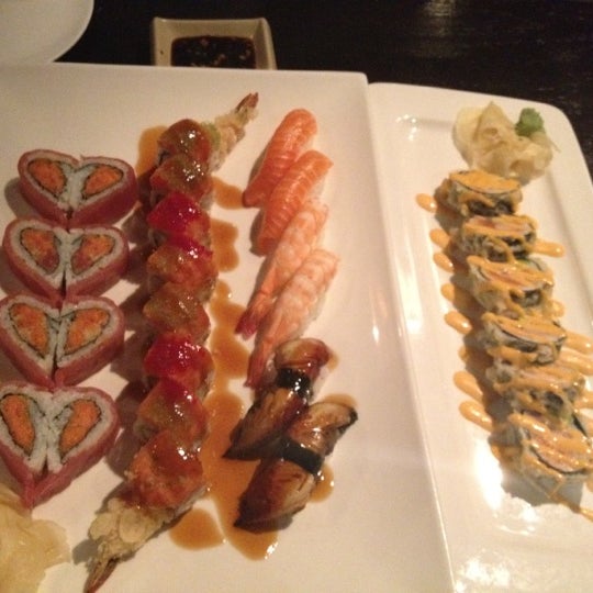 Photo prise au Mikado Japanese Restaurant par Jessica H. le6/25/2012