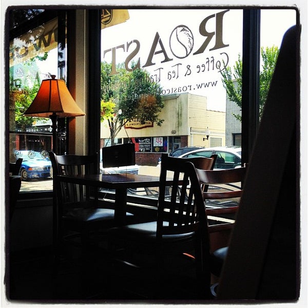 8/7/2012 tarihinde Amanda L.ziyaretçi tarafından Roast Coffee &amp; Tea Trading Company'de çekilen fotoğraf