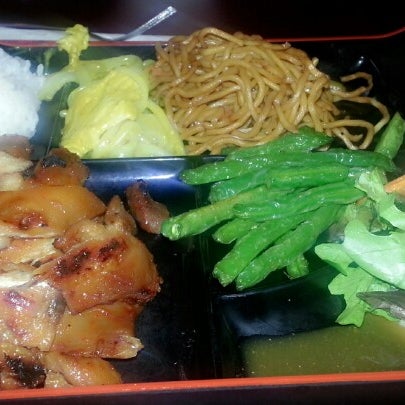 Снимок сделан в Bento Asian Kitchen &amp; Sushi пользователем madhumita r. 8/14/2012