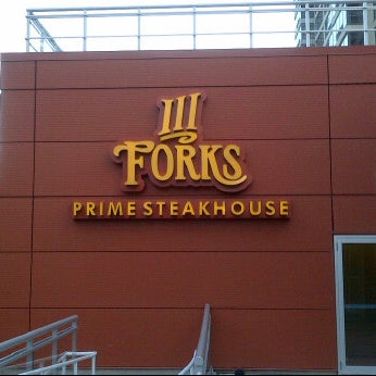 Foto diambil di III Forks Prime Steakhouse oleh Germain P. pada 5/3/2012