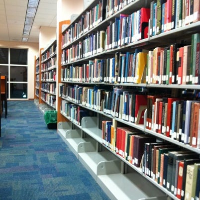 Das Foto wurde bei Broward College Library - Central Campus von Anderson M. am 7/24/2012 aufgenommen