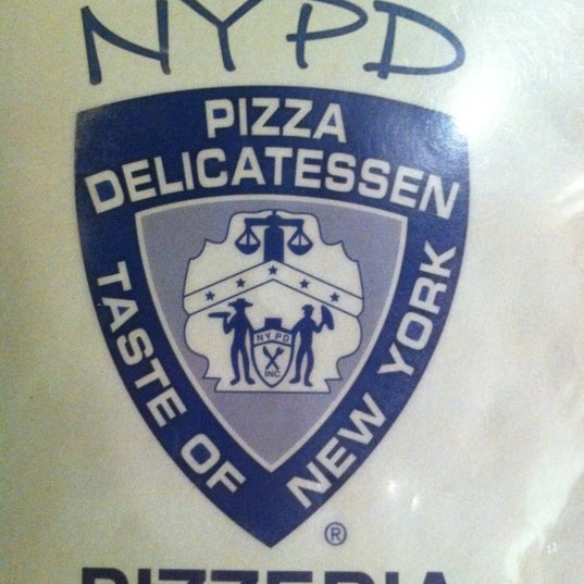 รูปภาพถ่ายที่ NYPD Pizza โดย Kira L. เมื่อ 3/17/2012