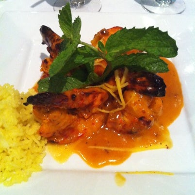 8/5/2012 tarihinde Quinn K.ziyaretçi tarafından Sapphire Indian Cuisine'de çekilen fotoğraf