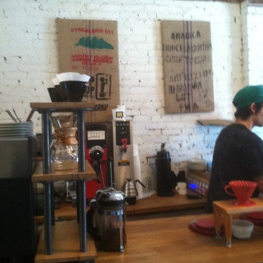 รูปภาพถ่ายที่ Crop to Cup Coffee โดย Adam R. เมื่อ 3/18/2012
