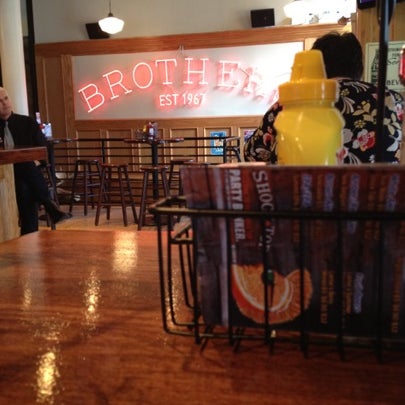 Foto tomada en Brothers Bar &amp; Grill MPLS  por Stephanie M. el 8/9/2012