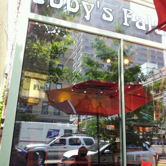 Foto scattata a Ibby&#39;s Falafel da Rob H. il 7/23/2012