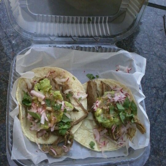 2/6/2012 tarihinde Steve O.ziyaretçi tarafından Chupacabra Food Truck'de çekilen fotoğraf