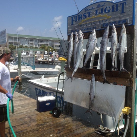 รูปภาพถ่ายที่ Destin Charter Fishing Service โดย Tina H. เมื่อ 8/13/2012
